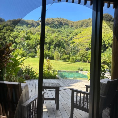 chambre avec vue sur piscine