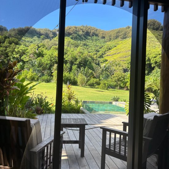 chambre avec vue sur piscine
