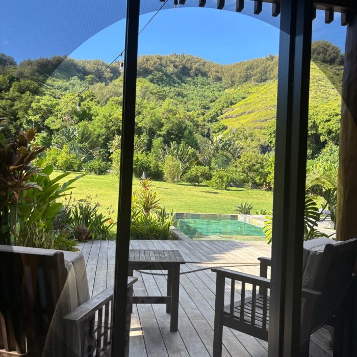chambre avec vue sur piscine